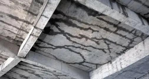 水泥开裂原因及处理方法,刚浇的水泥开裂什么原因