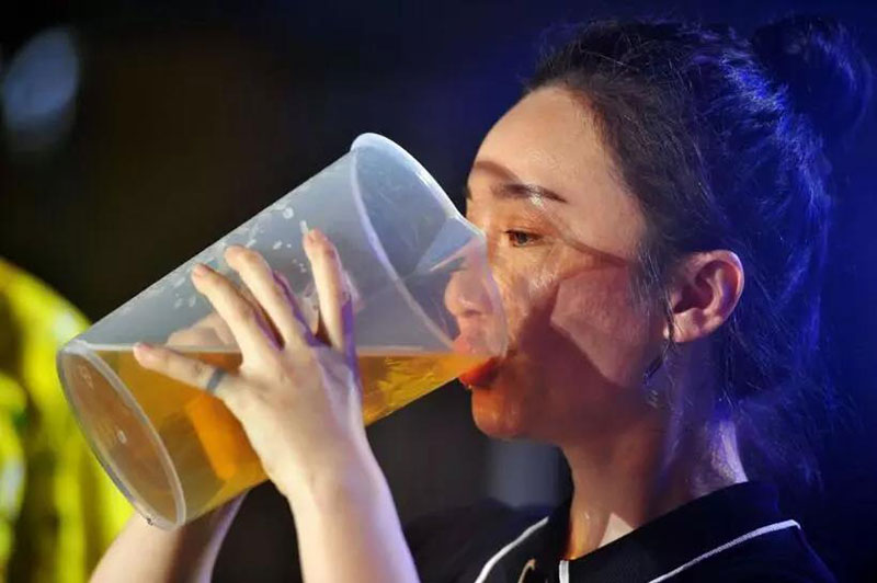 酒王大赛周赛吹瓶最快3秒70！震惊金沙滩啤酒城