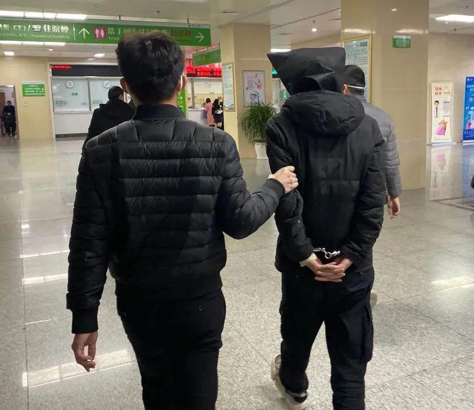 疫情男子卖假口罩被警察抓,贩卖口罩违法犯罪