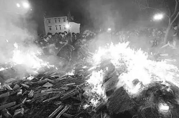 建国后的荒唐事：县医院改造成皇宫，40名女护士被迫成妃子