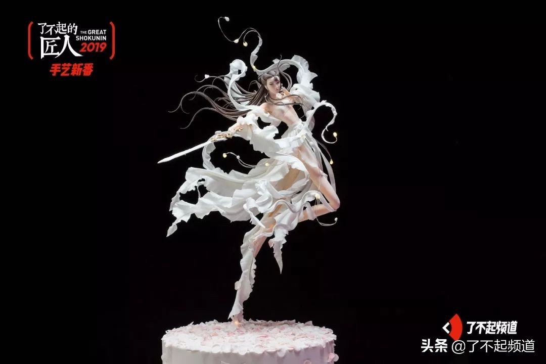 他从珠宝首饰到美容美发样样精通,只为做好一块蛋糕