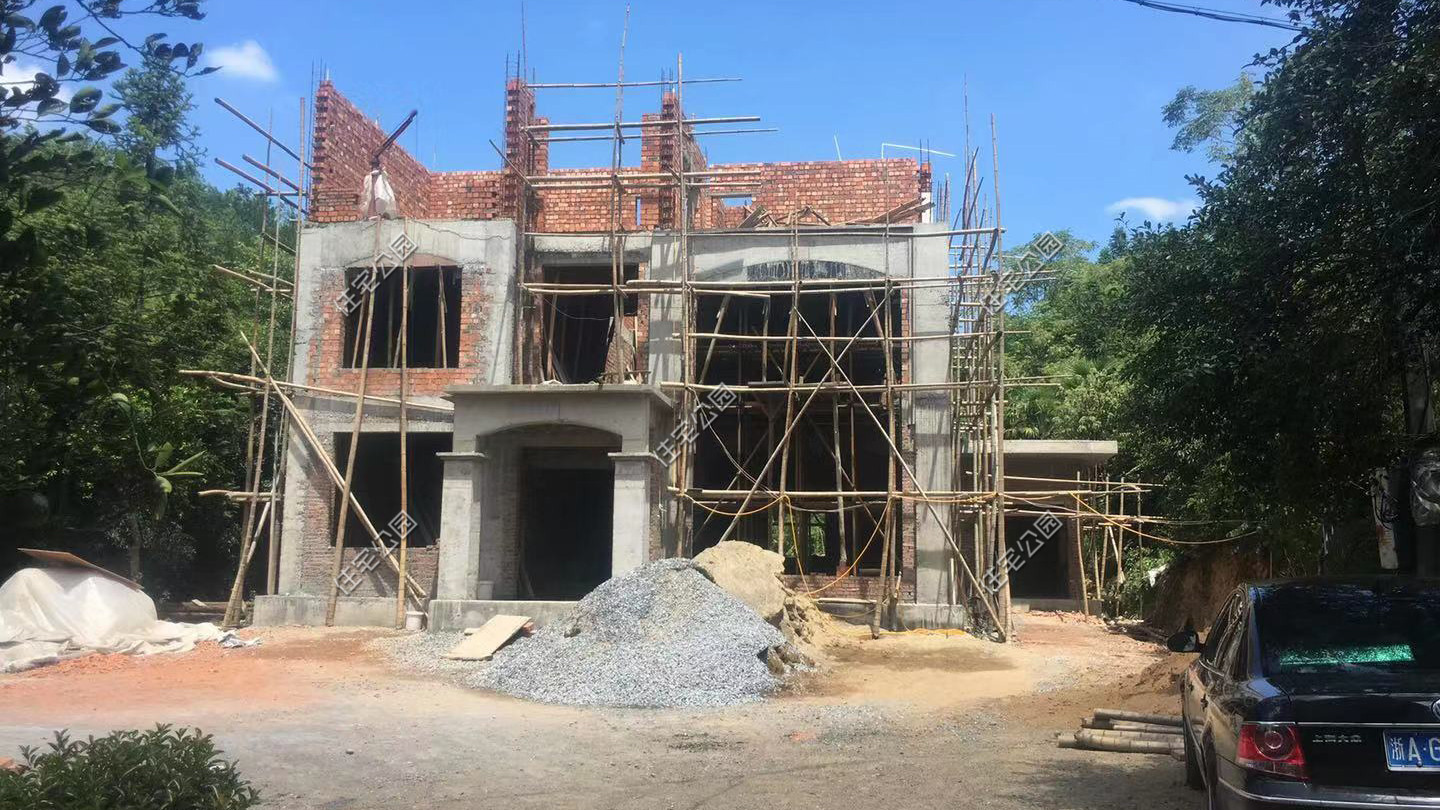 这栋农村别墅到底盖得有多好？光基础就花30吨水泥，惊艳十里八乡