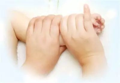 如何给小婴儿做抚触,怎样给婴儿抚触按摩