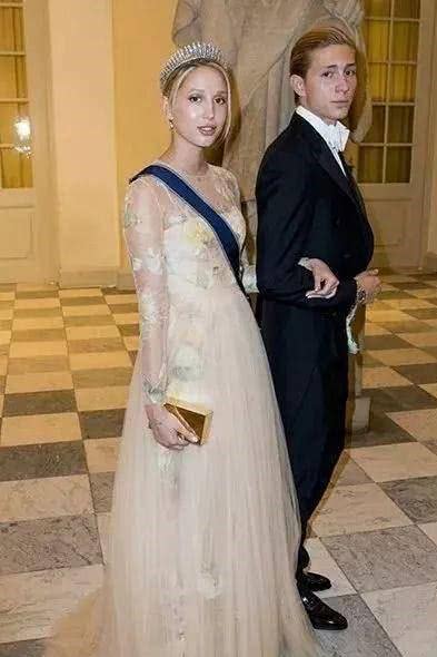 她不仅是众人艳羡的王室公主，更是称霸秀场的ItGirl