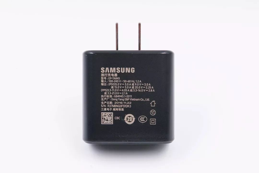 iphone13到底该不该买原装充电器,iphone13有没有充电器