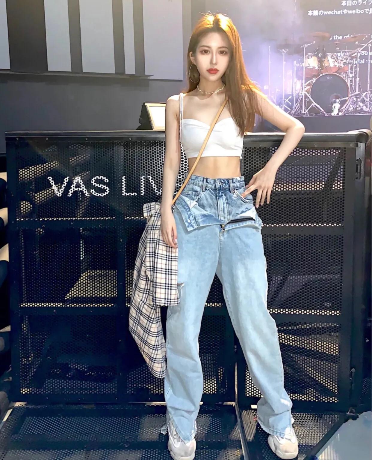 最流行的牛仔裤新穿法,穿牛仔裤不拉拉链是什么风格