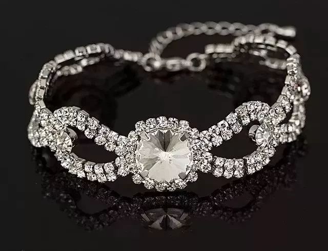 属兔的本命年戴金的还是戴银的好,2024年本命年适合戴金还是戴银