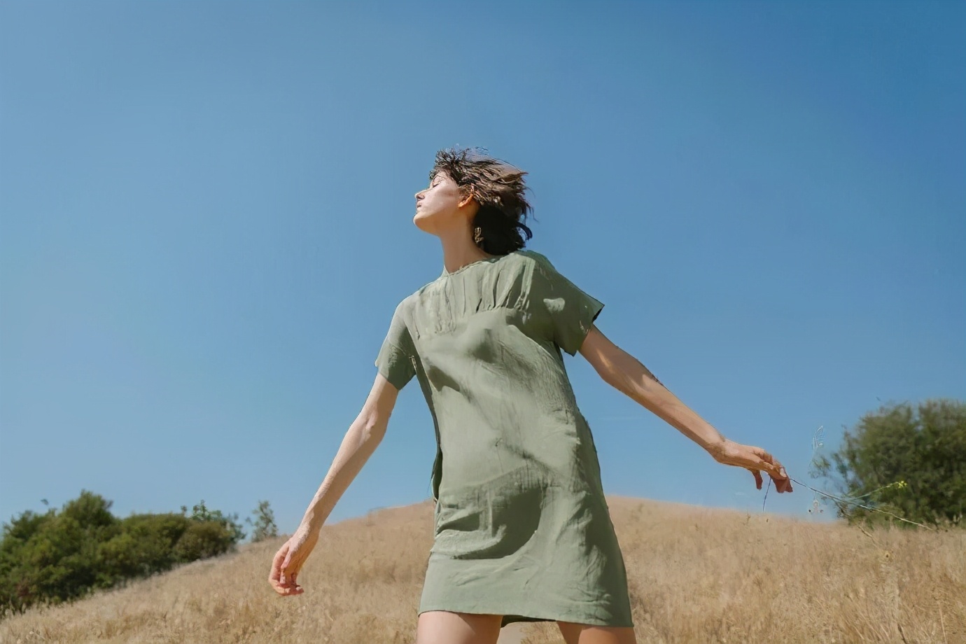 模特拍照姿势怎么调,模特拍视频如何保持松弛感