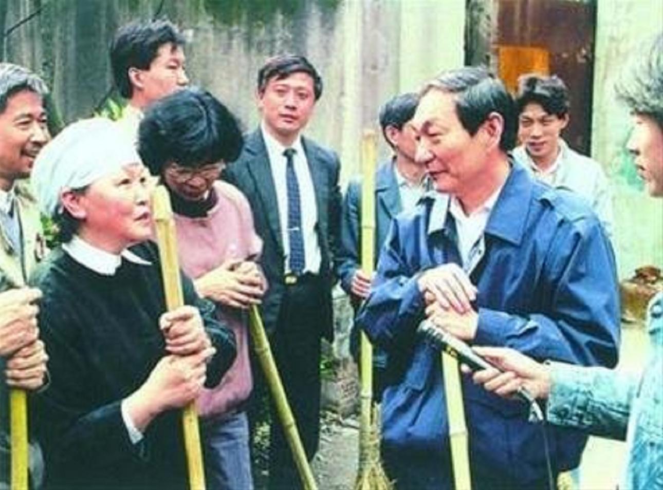 2000年*镕基朱**：我卸任后，人民能说一句，我是清官，我就很满意了