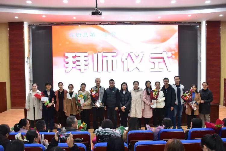 新老教师拜师仪式报道,二中教师拜师仪式