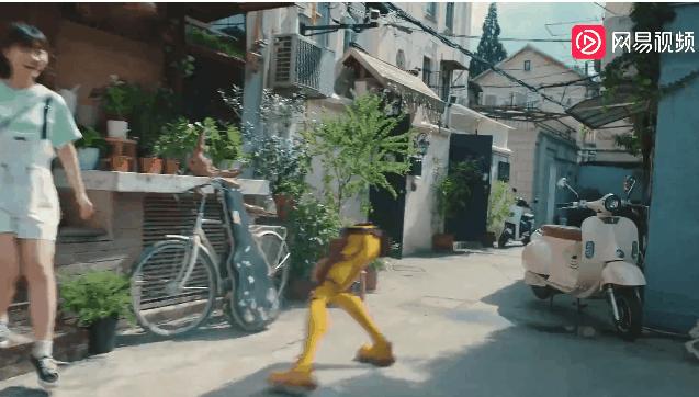 美团跑腿广告，海报全是腿？！网友：太吓人了