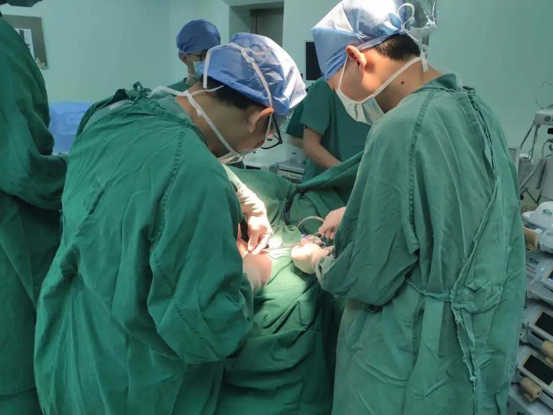 喝白酒长出河马脖,62岁大叔喝出河马脖