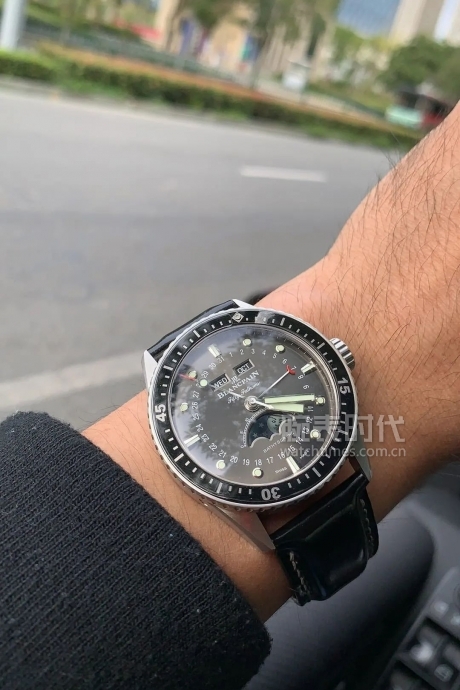 网友晒自己微信好友数量,网友晒1300手表