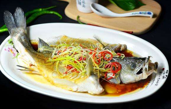 清蒸鱼有点腥再怎么回锅,清蒸鱼到底腌不腌