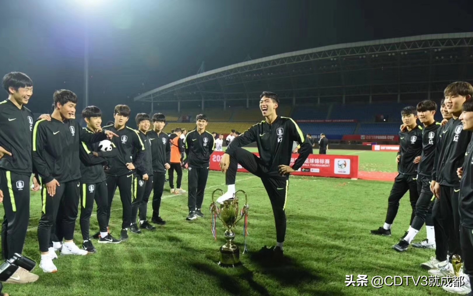 熊猫杯韩国球员脚踩奖杯,熊猫杯韩国脚踩中国奖杯视频