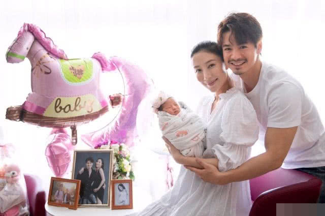 温馨杨怡晒罗仲谦举起女儿相片,杨怡老公罗仲谦电视剧