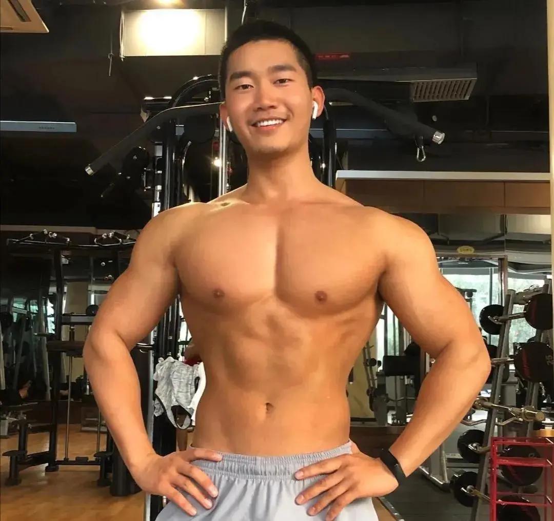 杭州小哥健身,帅哥锻炼肌肉身材特别棒