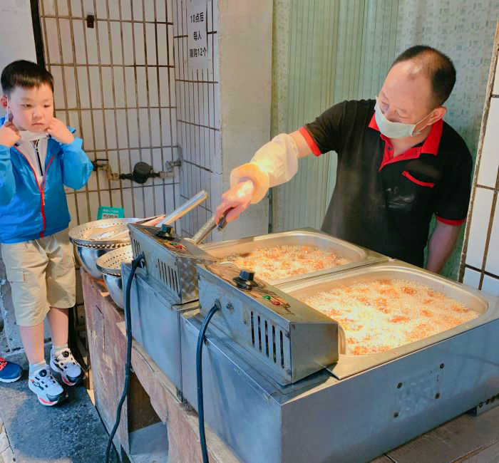 大哥卖烤鸡腿月入万元,小伙在街上卖炸鸡腿