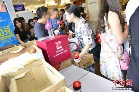 盘点2018年网红“跨界”国货，除了故宫口红还有……