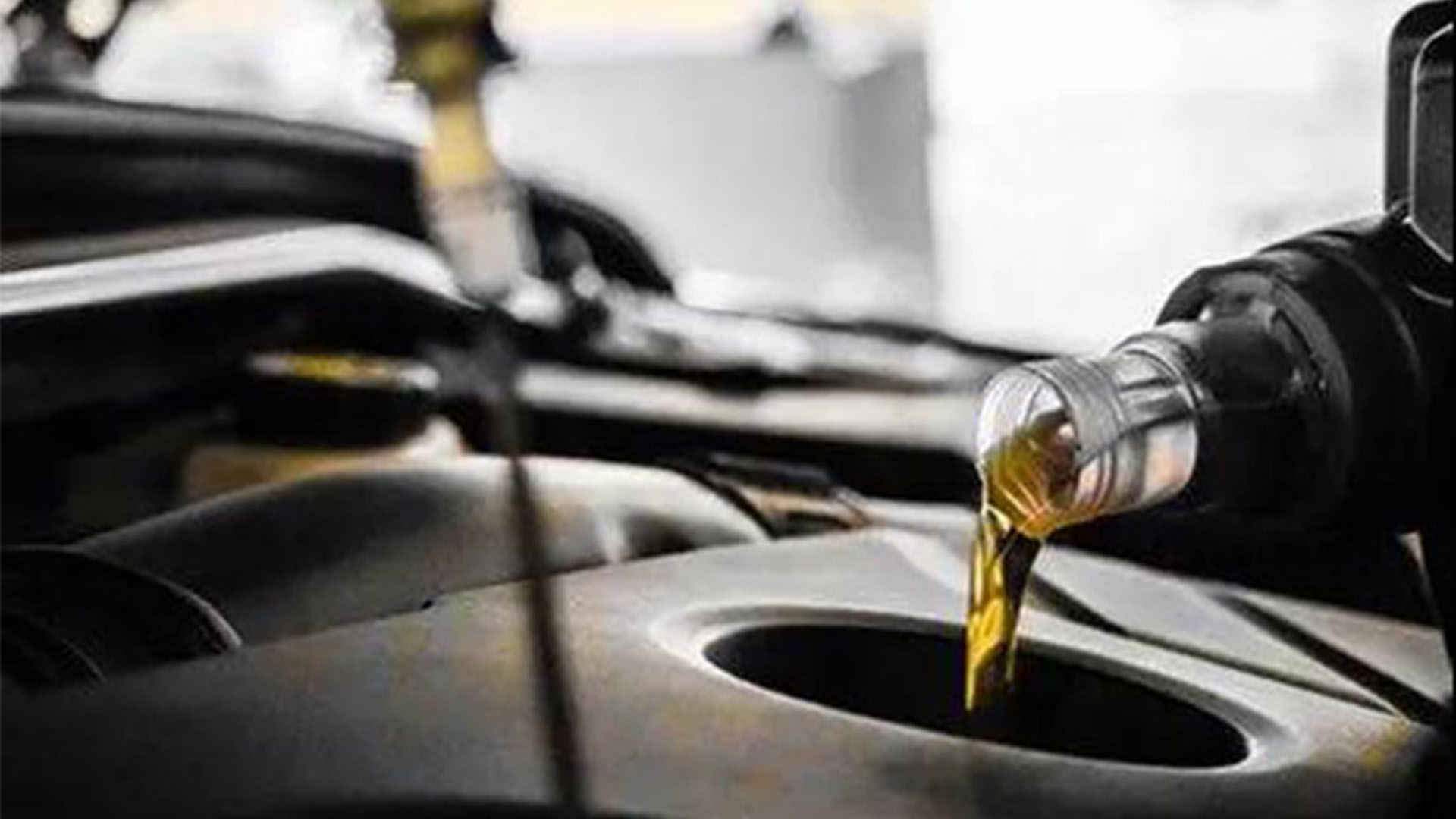 水井钻机动力头漏气漏油,挖机发动机机油进水一般是哪里