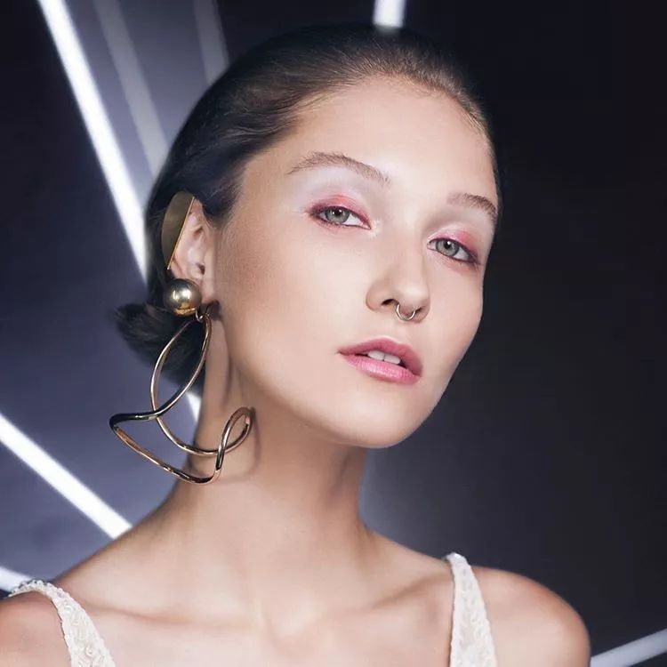 哇哦！这位“日杂美妆一姐”原来已经是当妈的人了？