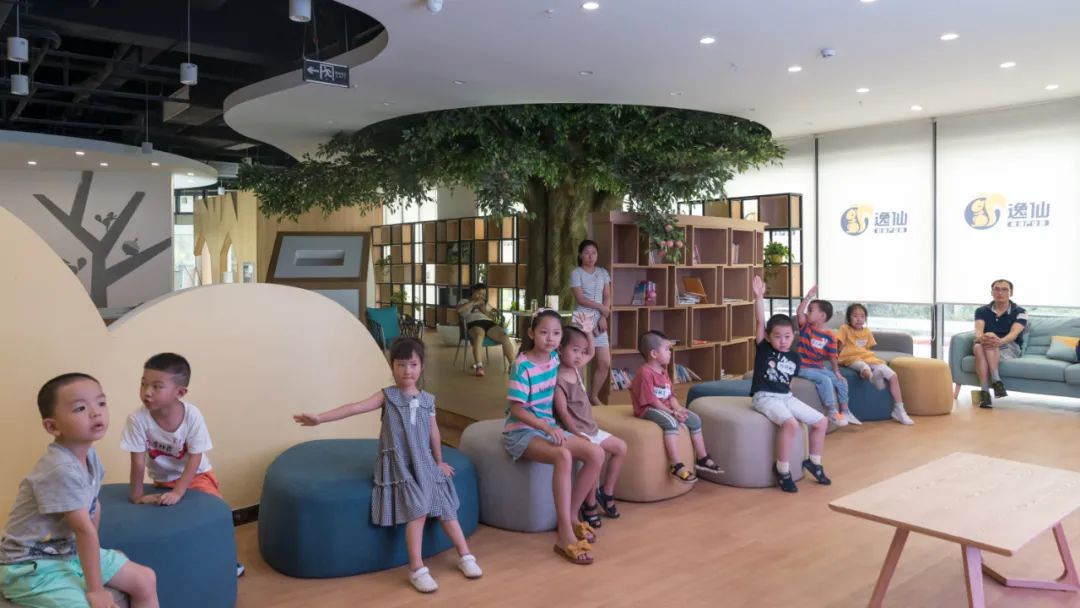 七色花绘本故事带图简短,彩虹色的花绘本故事告诉我们