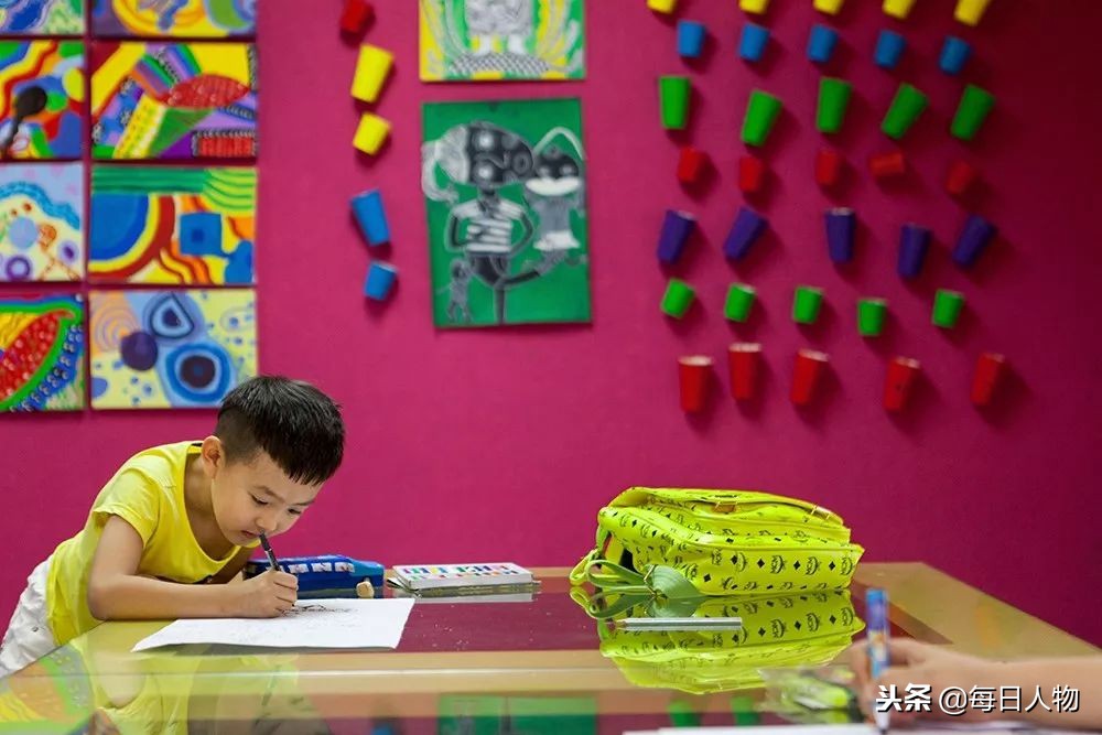 5岁孩子简历被吐槽没硬货,重金拼娃没上限,有人花2万雇老公看娃