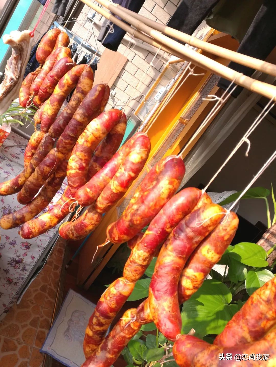 又到腌晒腊肉香肠的季节,又到了灌香肠腌腊肉的季节