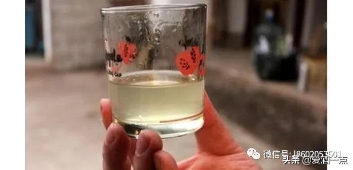 白酒为什么会从黄色变成无色,白酒呈黄色是真酒吗