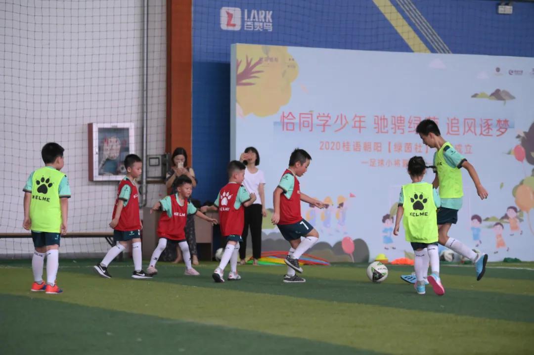 热火朝天的参加比赛,足球如火如荼