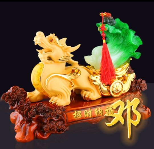 招财辟邪金色貔貅头像,背上有金元宝的貔貅招财纳福