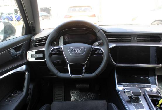 奥迪A6L，搭配3.0T动力，百公里加速仅需6.6秒，油耗9.6L，颜值高