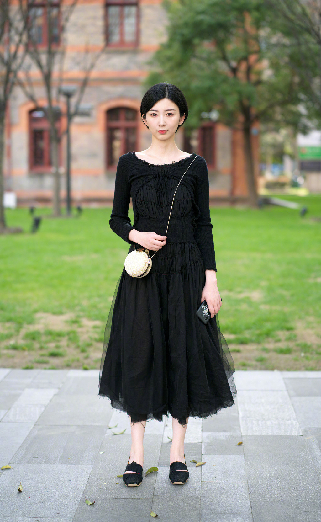 黑色半身长裙配什么上衣好看夏天,40-50岁冬季半身长裙怎么搭配上衣