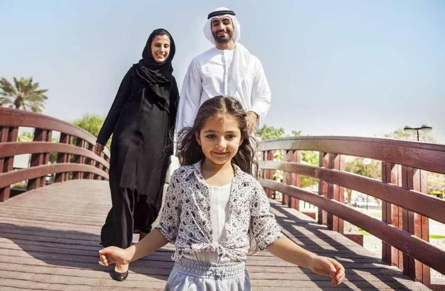 迪拜富豪都在穿的衣服,迪拜土豪穿的白色袍子多少钱