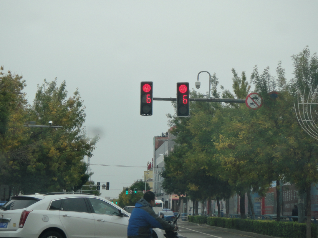 黄灯最后一秒过线，继续走还是停下来？今天告诉你答案