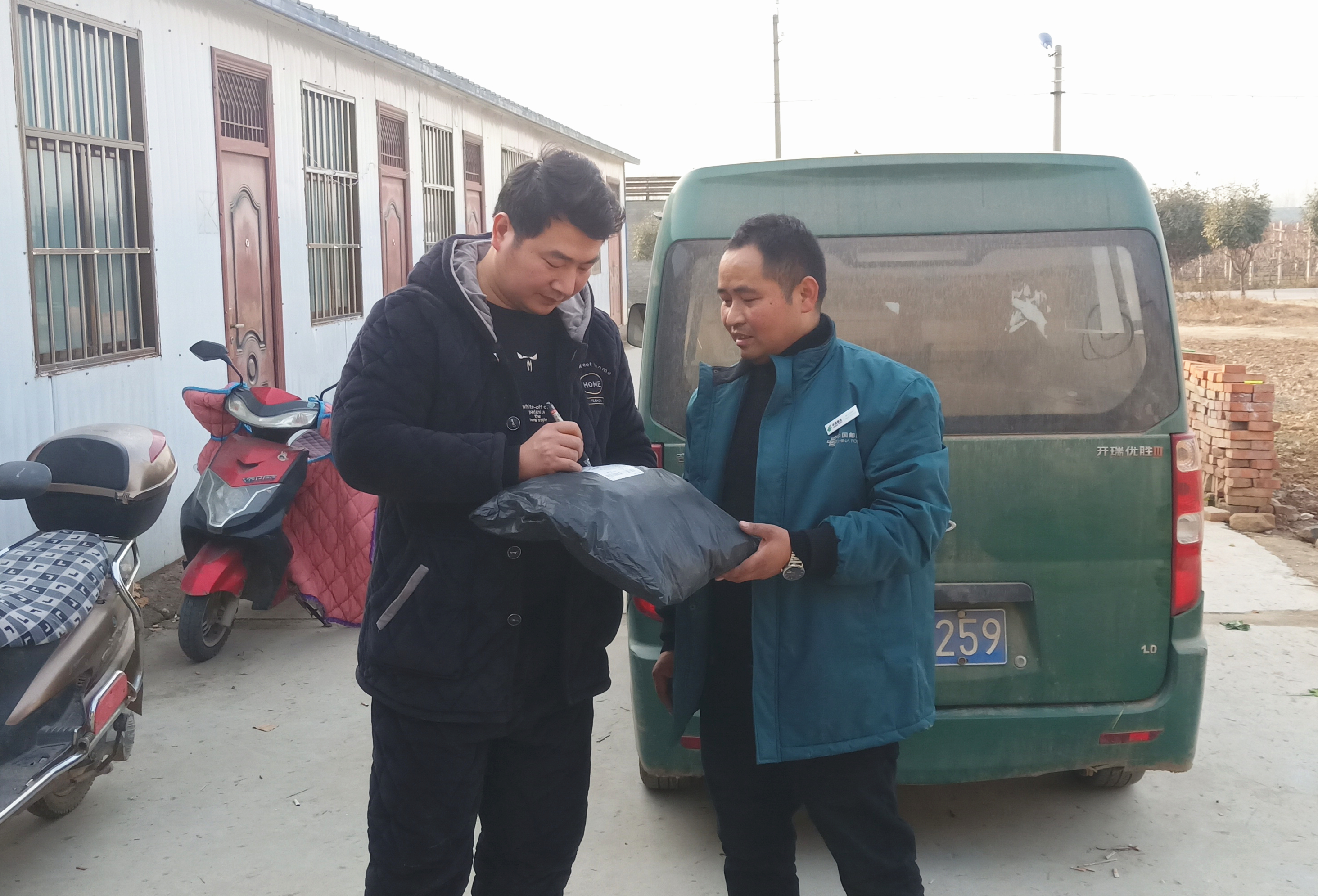 平顶山唯一！每天奔波80公里的“山村信使”荣膺“河南省邮政快递行业优秀快递员”