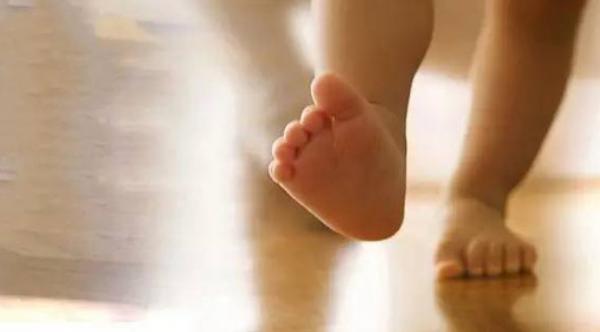 孩子总是脱袜子不穿鞋,小孩子为什么穿不住袜子