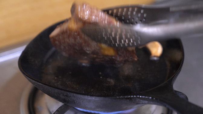 煎牛排爆油怎么办,煎牛排放黑胡椒容易糊吗