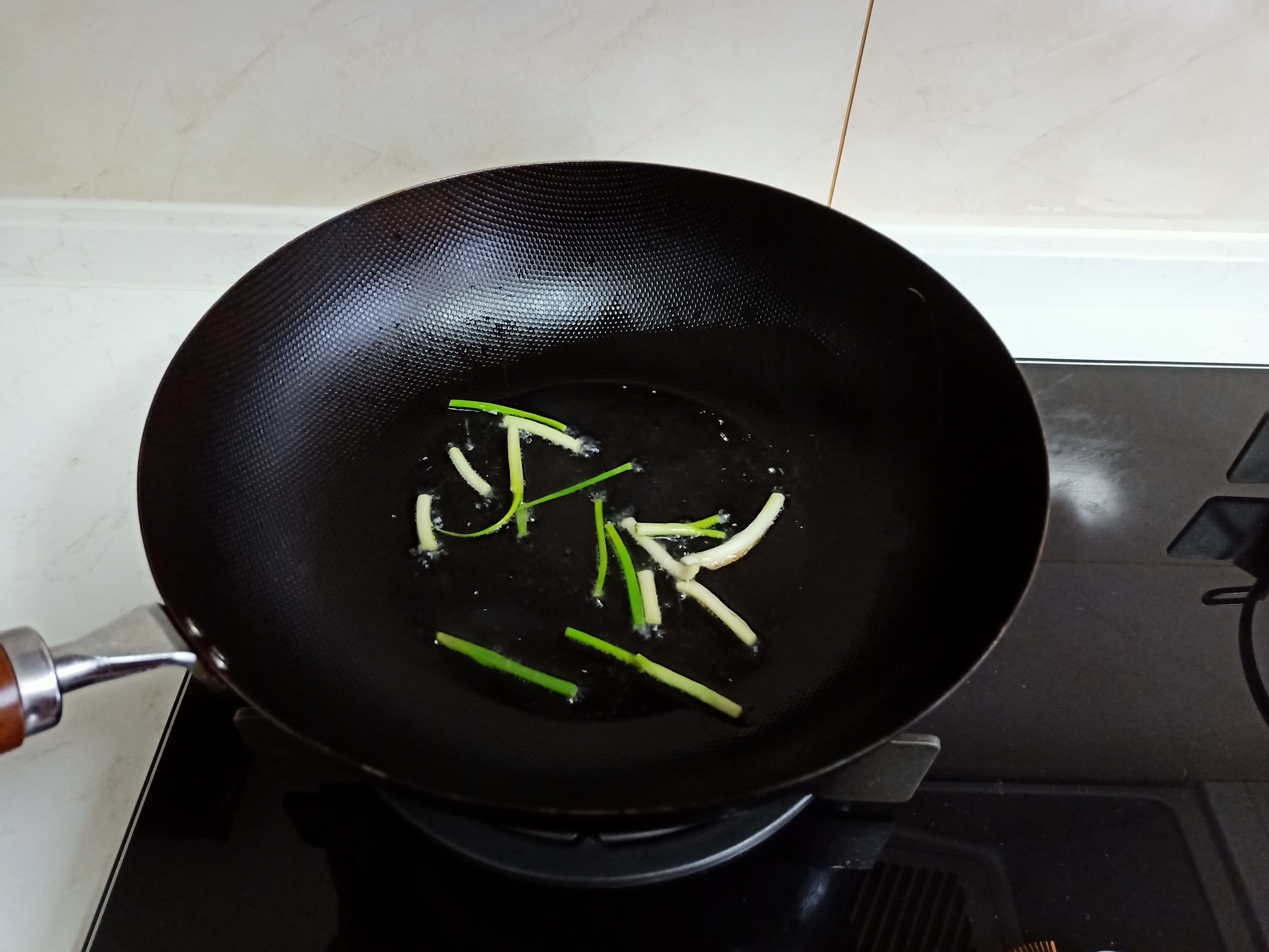 用鸡蛋葱做一个美味早餐,土豆鸡蛋葱做早餐