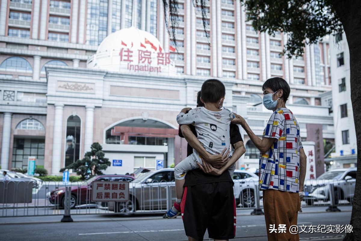 四岁男孩绝症被父母抛弃,4岁小孩患癌晚期被父亲抛弃