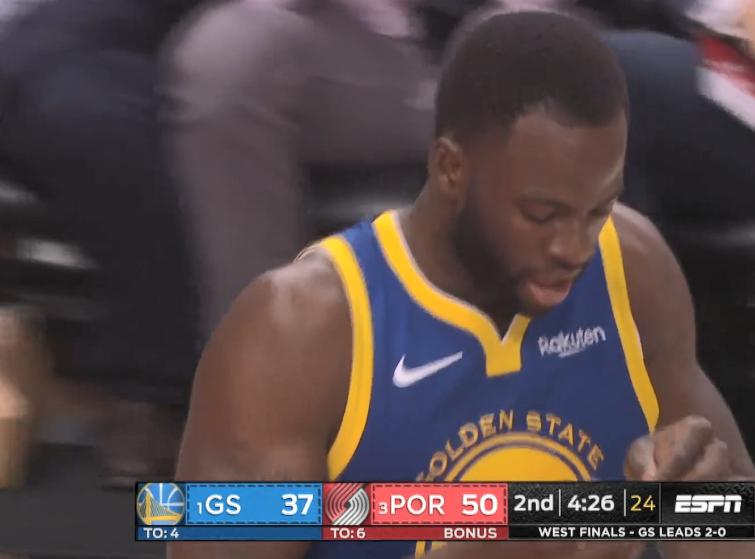 圈粉！格林隐形眼镜掉了，利拉德延缓进攻等他戴好这可是西决啊