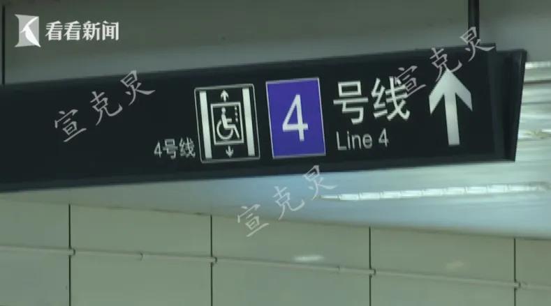 全武行打架现场,地铁上两男子上演全武行