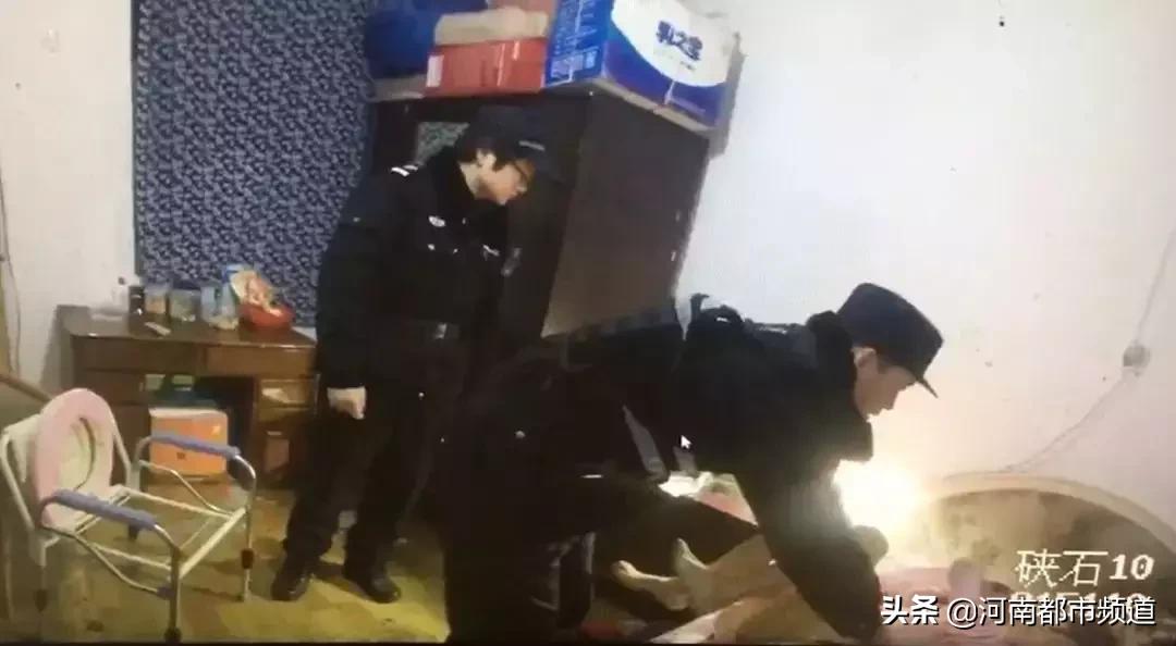 凌晨一点楼下居然传来了敲门声,女子深夜睡觉楼上传来怪声