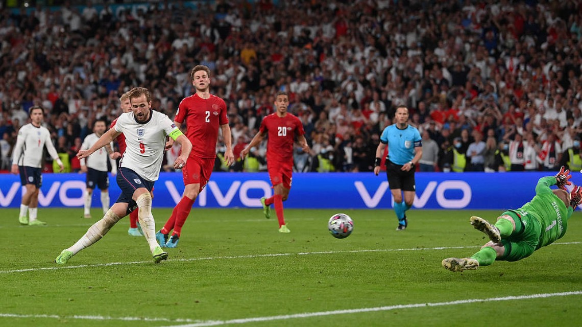 斯特林造点前球场内有2球,斯特林失误盘点