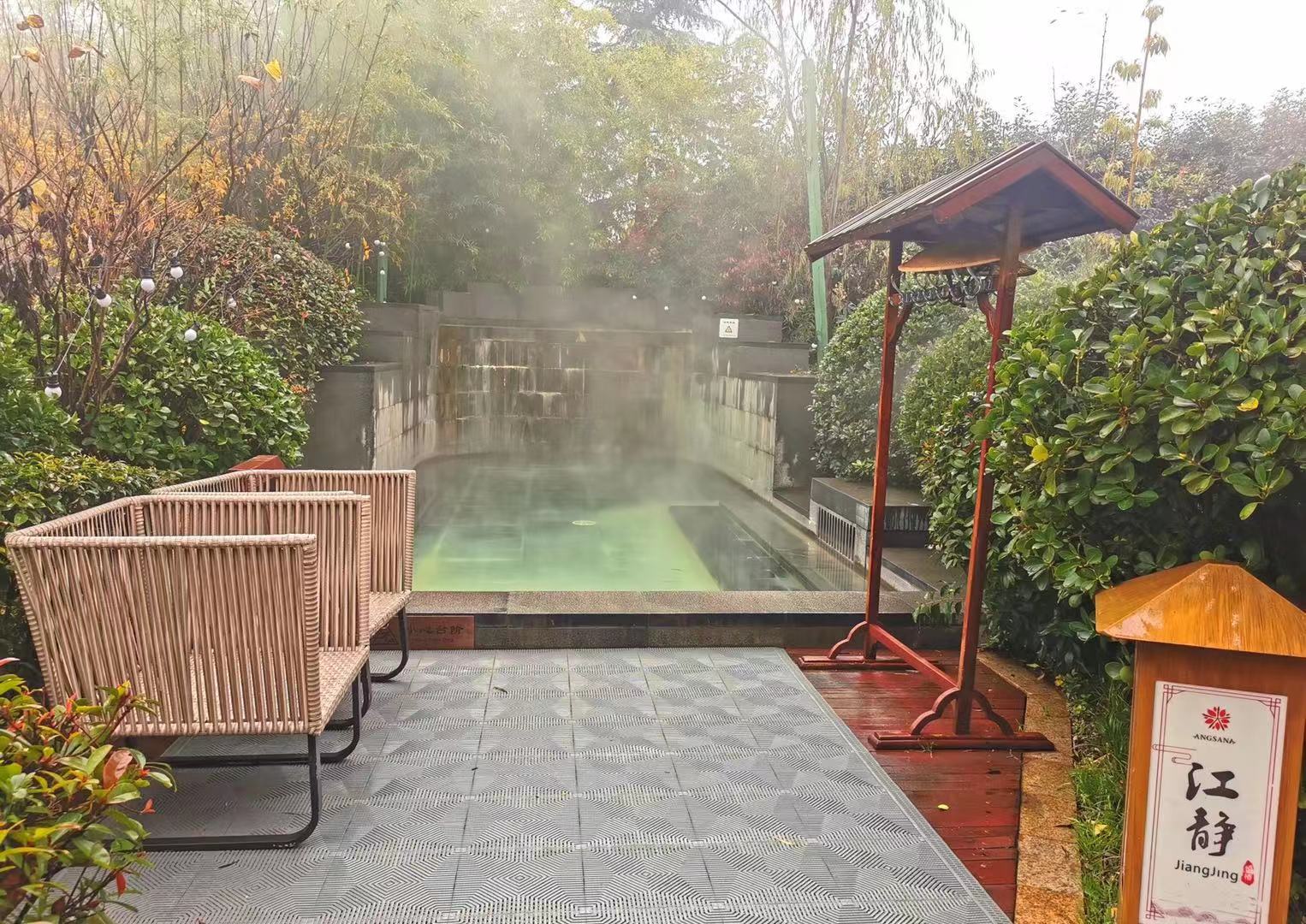 冬日温泉休闲惬意,寒冬室外温泉