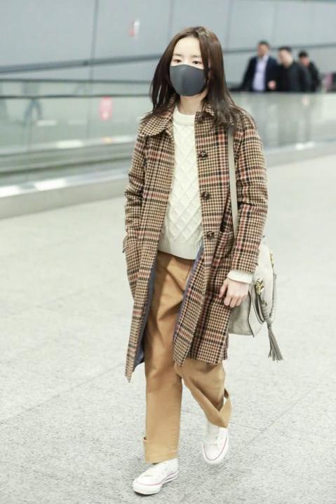 董洁皮毛一体外套,董洁蓝色光滑亮丽的外套