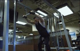 16岁小伙健身一年成肌肉男,78斤独臂独腿小伙健身增肌到130斤