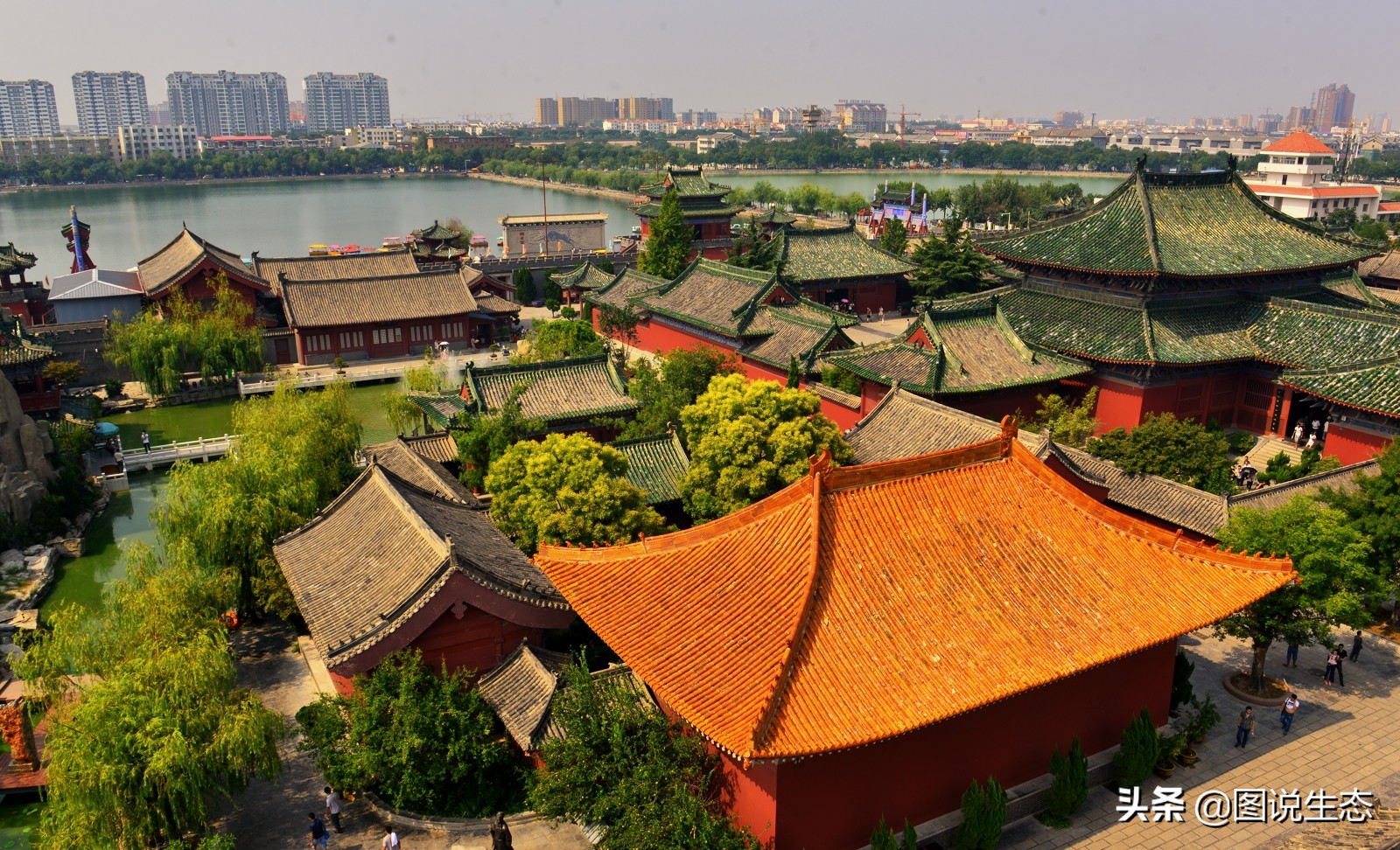 华灯初上，开封香飘夜空，叫卖声、欢笑声构成夜市版的清明上河图