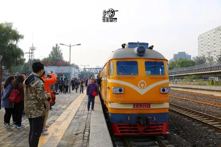 火车来了行人车辆请注意安全,行人车辆请注意火车就要来了