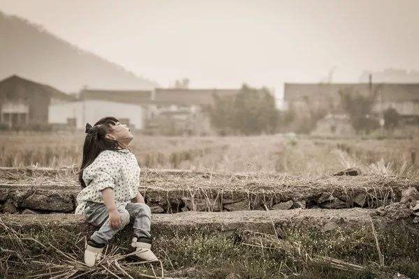 60岁的母亲照顾两个瘫痪儿子,面对老年痴呆的母亲没有好脾气